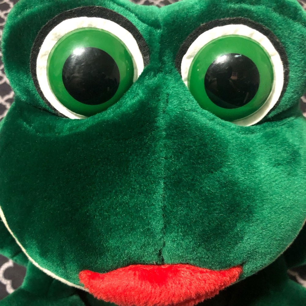 Russ Berrie Kissing Frog Smooches Kissing Plush